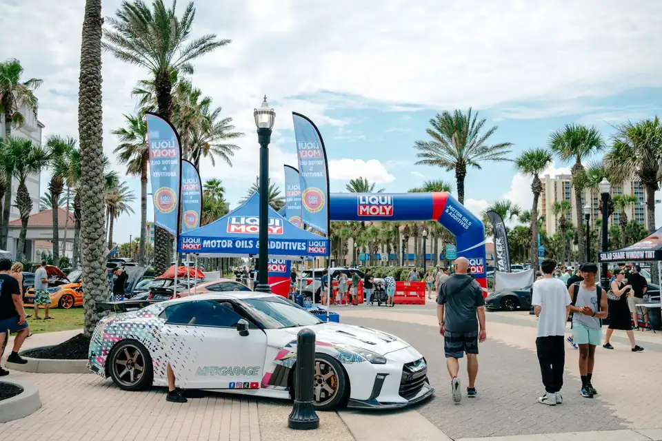 Show cars under the Liqui Moly arch