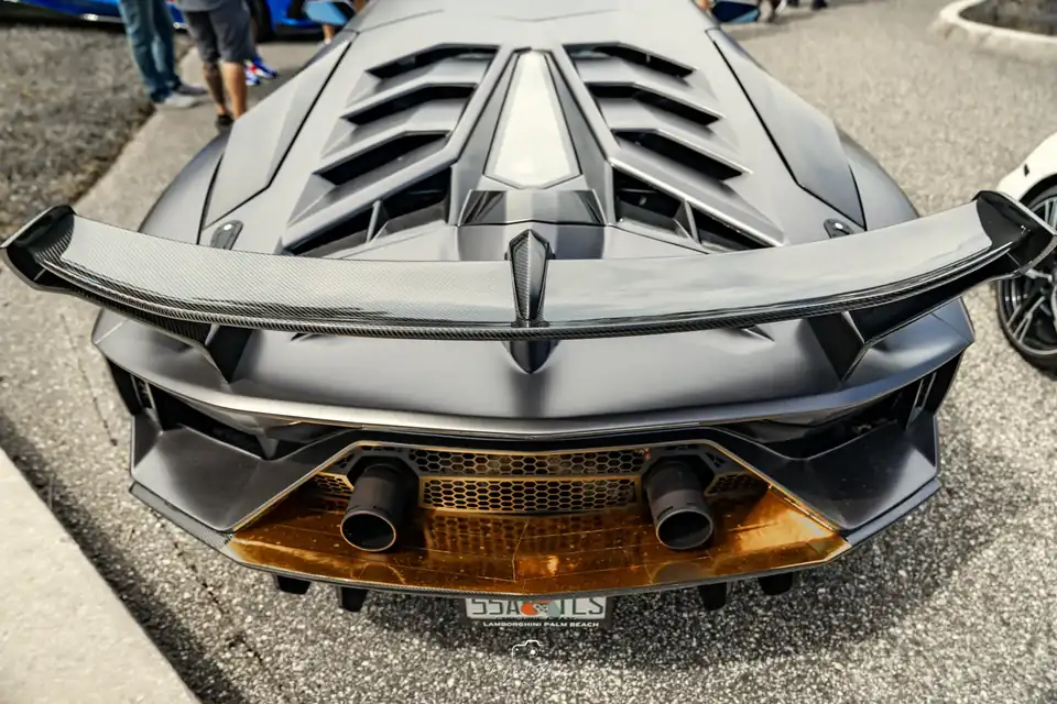 Lamborghini rear diffuser and wing